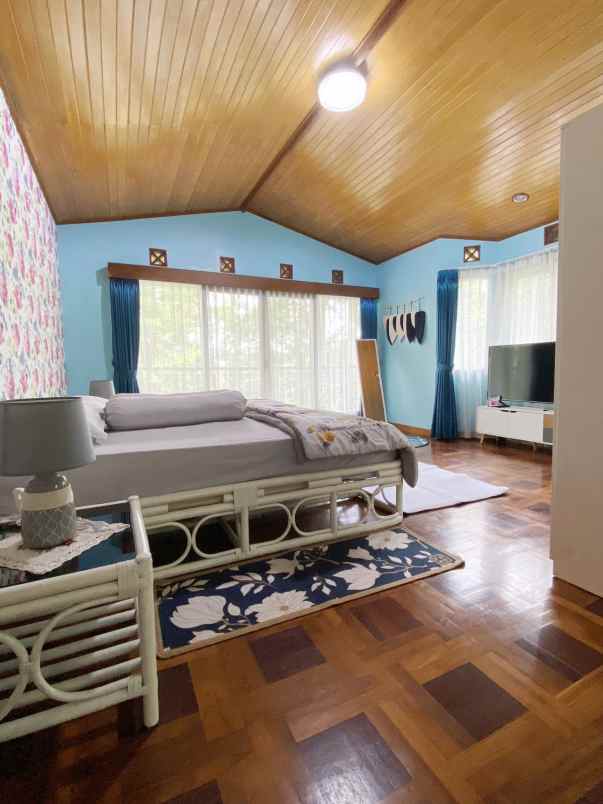 dijual villa jl mega mendung puncak