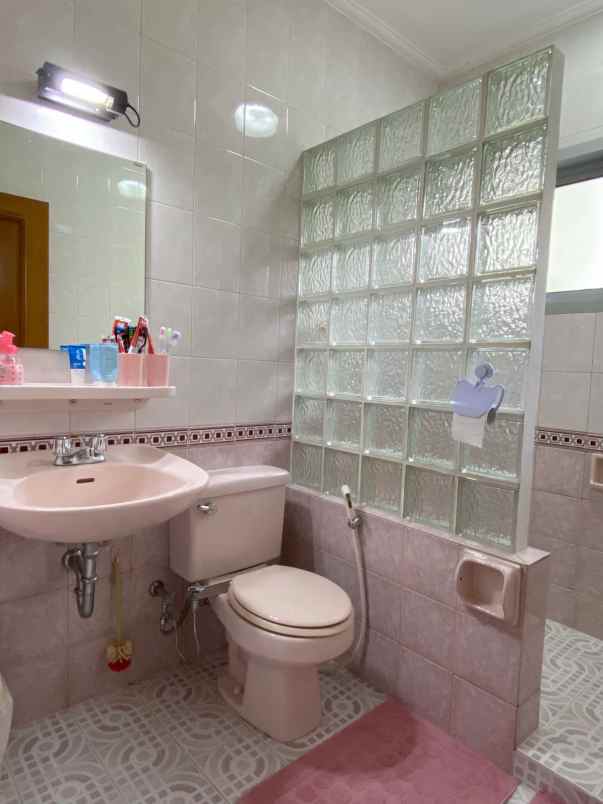 dijual villa jl mega mendung puncak