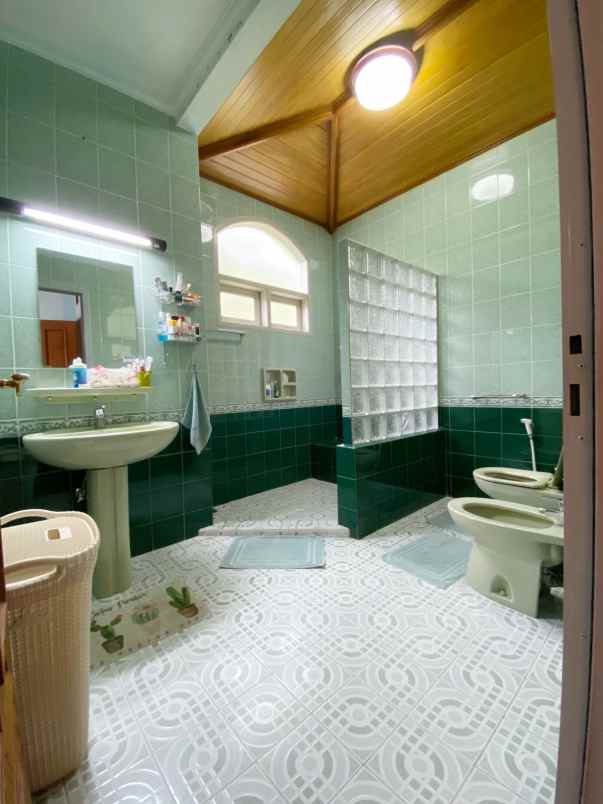 dijual villa jl mega mendung puncak