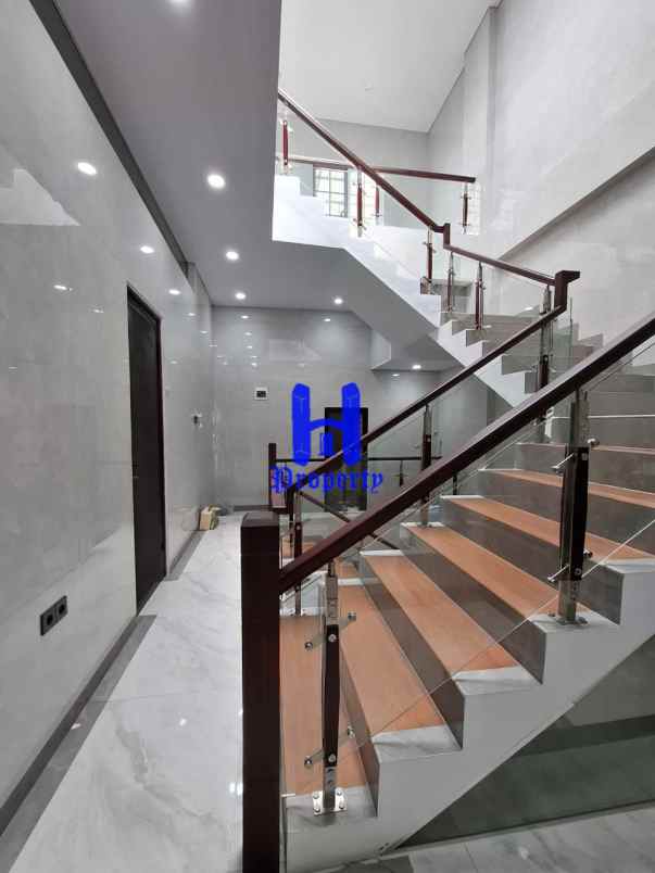 dijual villa komplek citraland gama