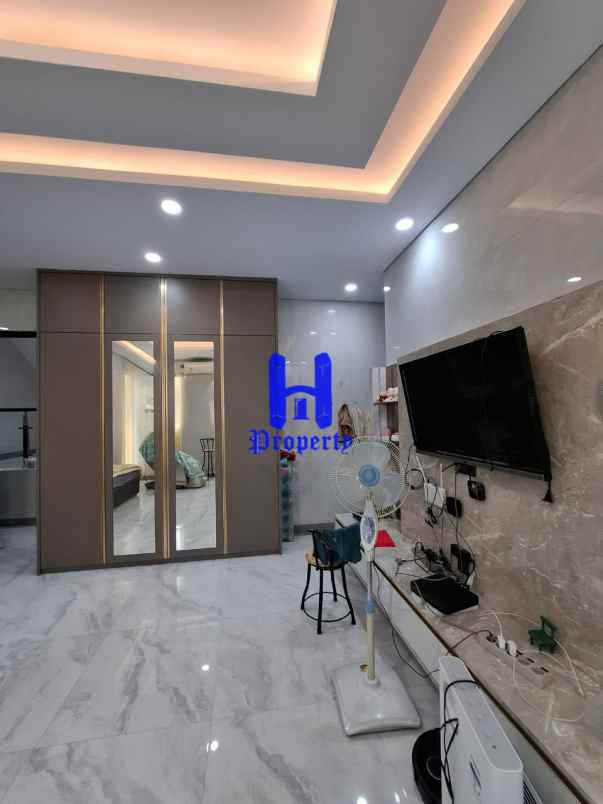 dijual villa komplek citraland gama