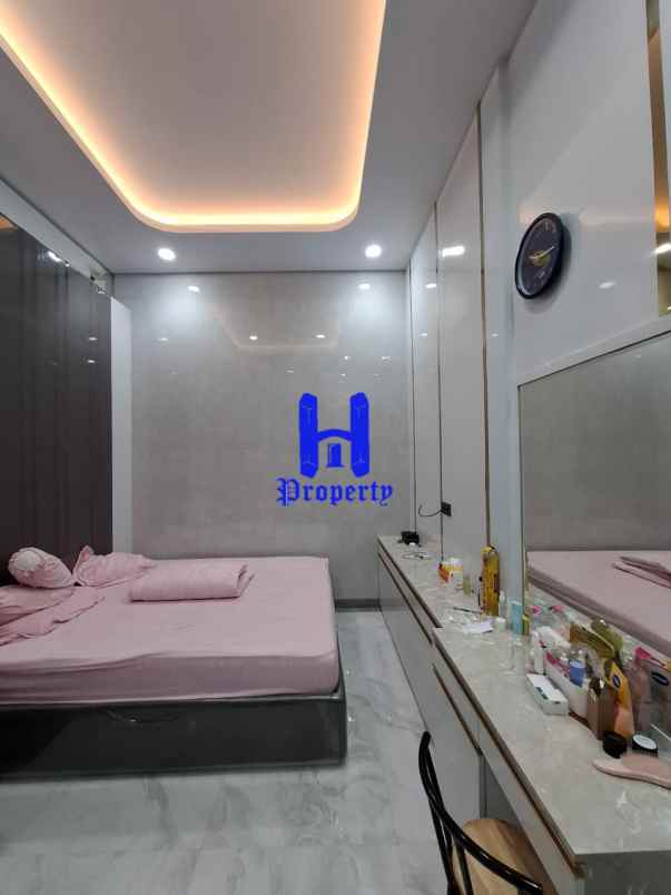 dijual villa komplek citraland gama