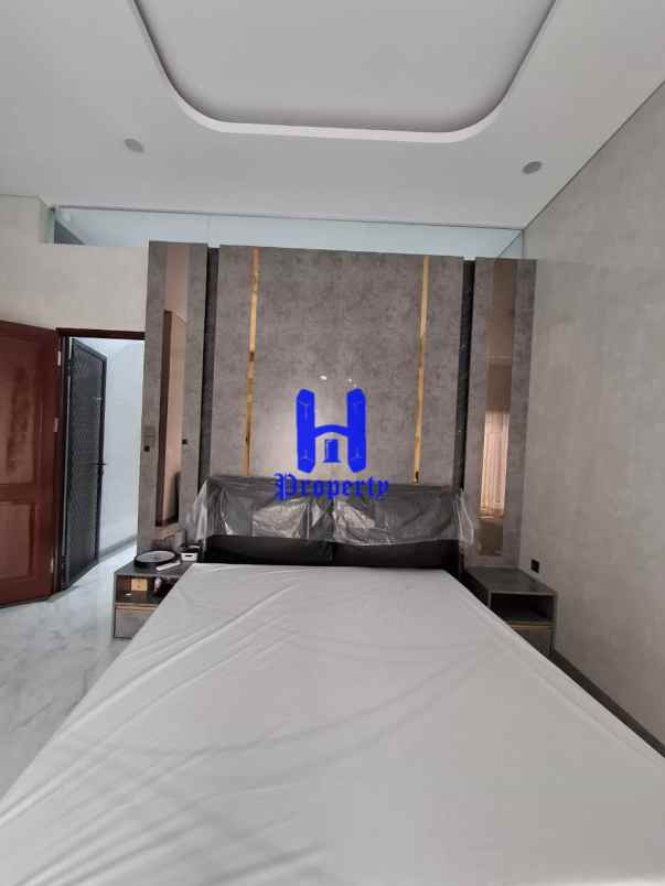 dijual villa komplek citraland gama