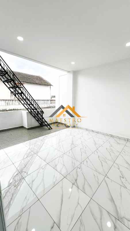 dijual villa komplek graha metropolitan