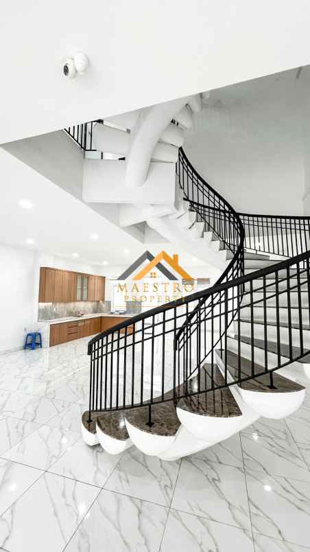 dijual villa komplek graha metropolitan