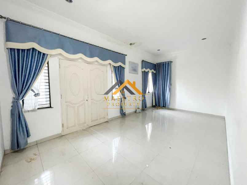 dijual villa komplek green house jalan