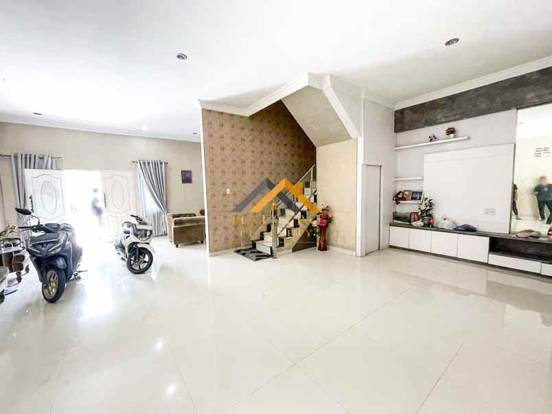 dijual villa komplek green house jalan