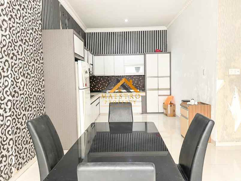 dijual villa komplek green house jalan