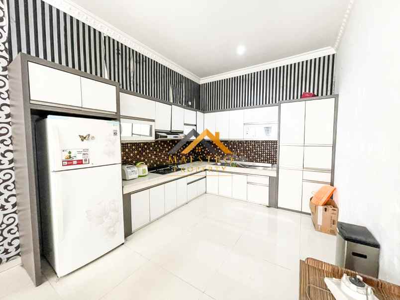 dijual villa komplek green house jalan