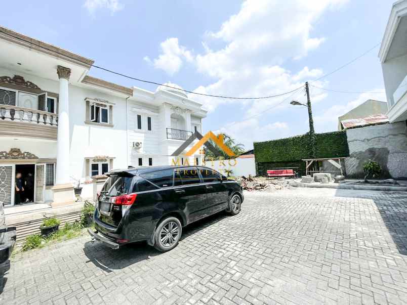 dijual villa komplek green house jalan