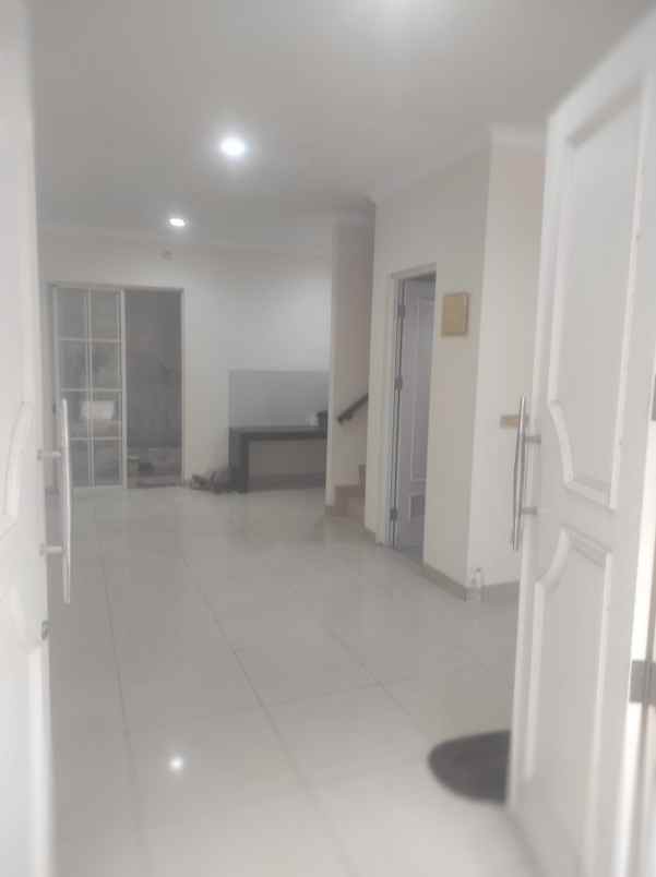 disewakan rumah green lake city cluster europa 6x15