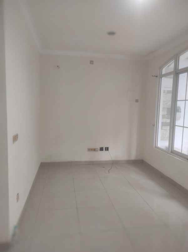 disewakan rumah green lake city cluster europa 6x15