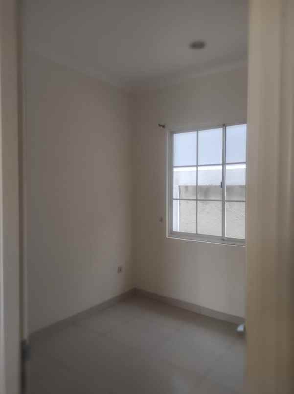 disewakan rumah green lake city cluster europa 6x15