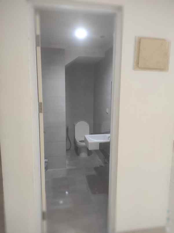 disewakan rumah green lake city cluster europa 6x15