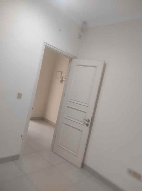 disewakan rumah green lake city cluster europa 6x15