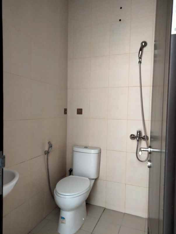 disewakan rumah jakarta garden city