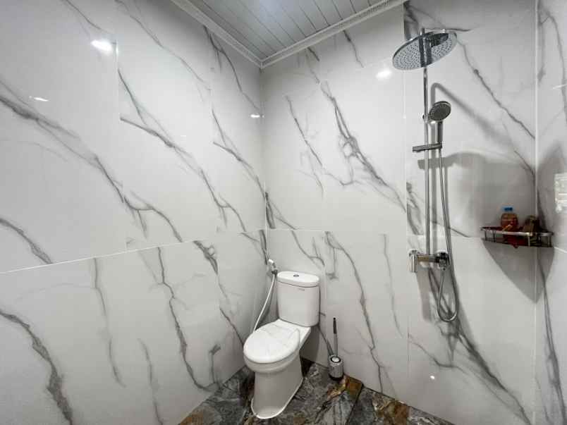 disewakan rumah townhouse emerald 85 pik 1