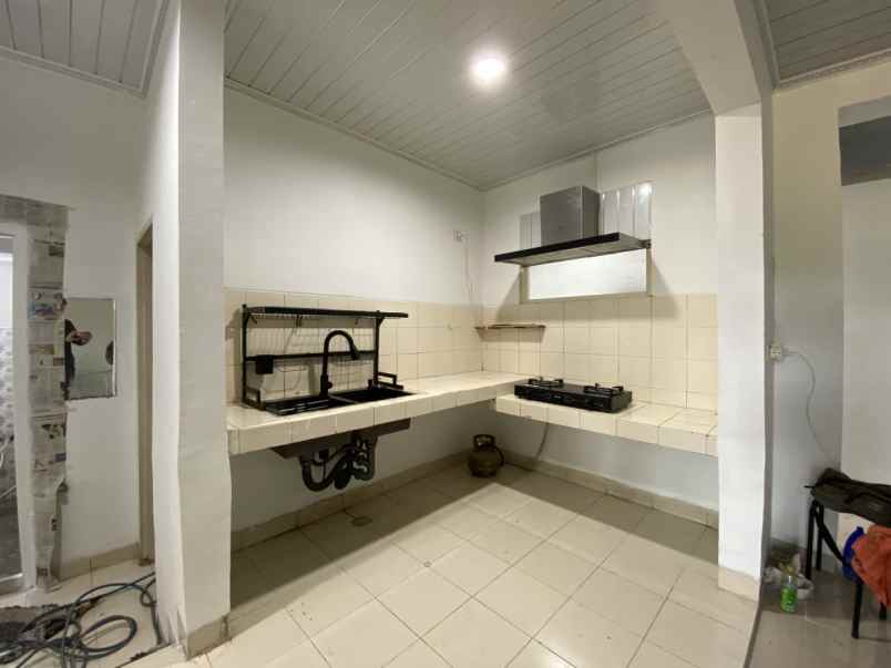 disewakan rumah townhouse emerald 85 pik 1