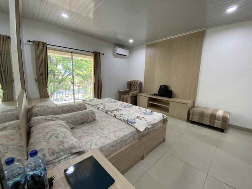 disewakan rumah townhouse emerald 85 pik 1