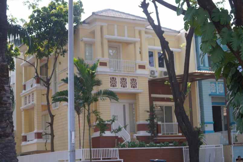 disewakan rumah townhouse emerald 85 pik 1
