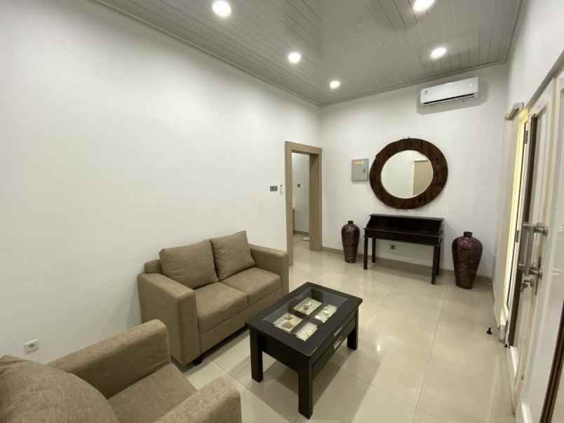 disewakan rumah townhouse emerald 85 pik 1