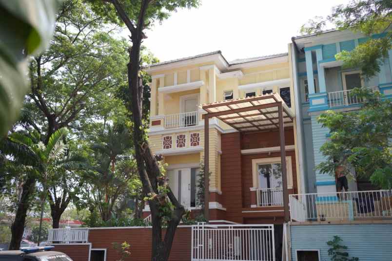 disewakan rumah townhouse emerald 85 pik 1