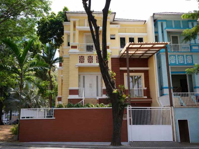 disewakan rumah townhouse emerald 85 pik 1