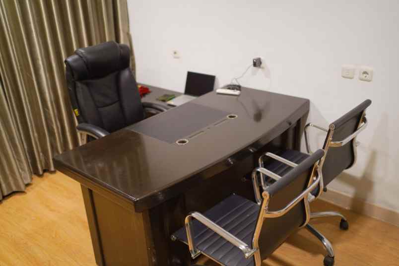 disewakan rumah townhouse emerald 85 pik 1