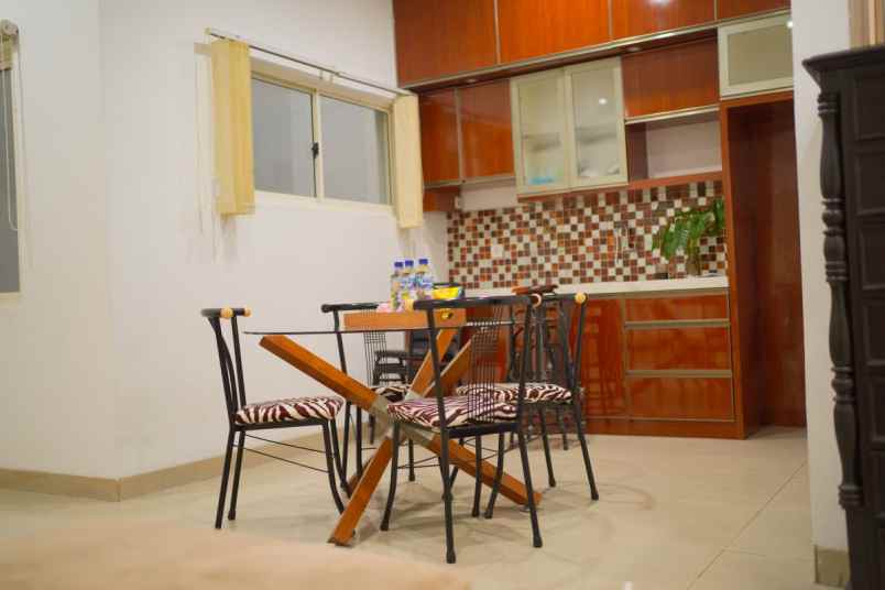 disewakan rumah townhouse emerald 85 pik 1
