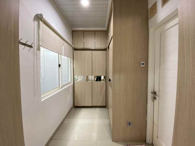 disewakan rumah townhouse emerald 85 pik 1