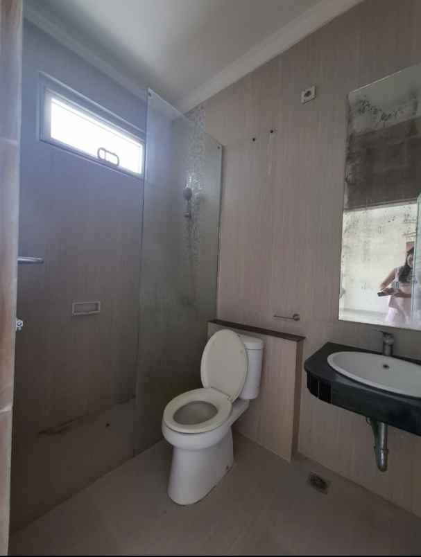 disewakan villa jalan boulevard barat raya