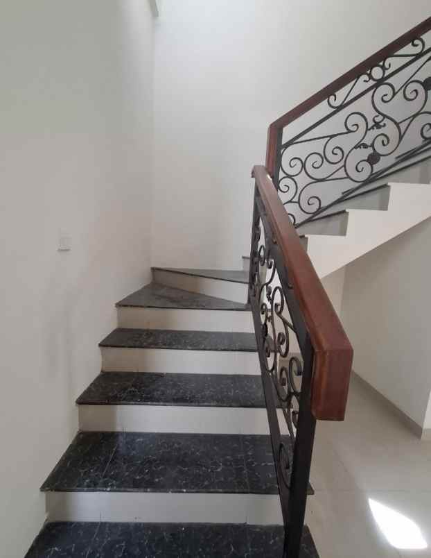 disewakan villa jalan boulevard barat raya