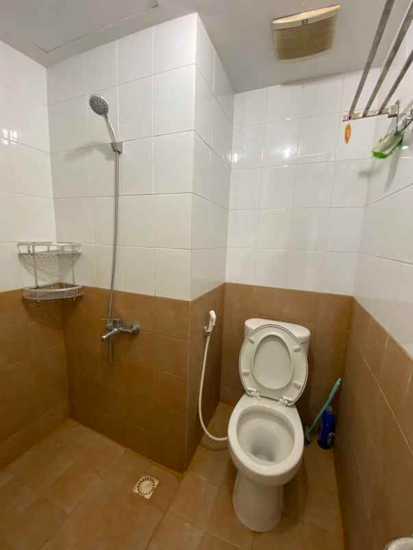 jual apartemen 2 kamar furnish di green pramuka city
