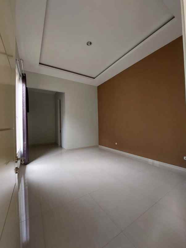 rumah 1 lantai siap huni sangat terawat area manyar