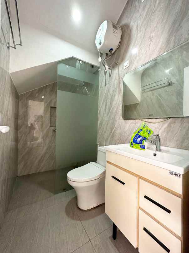 rumah 2 lantai full furnished di ciracas jakarta timur