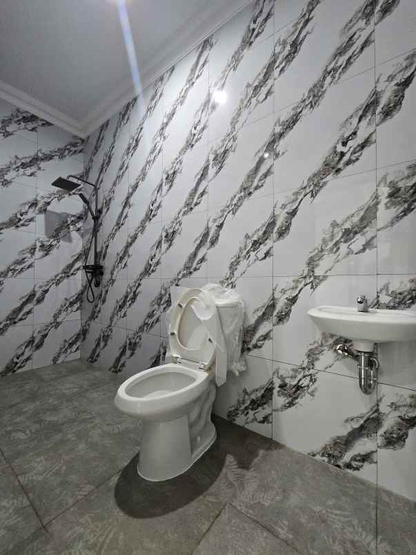 rumah baru dalam komplek dengan akses jalan lebar