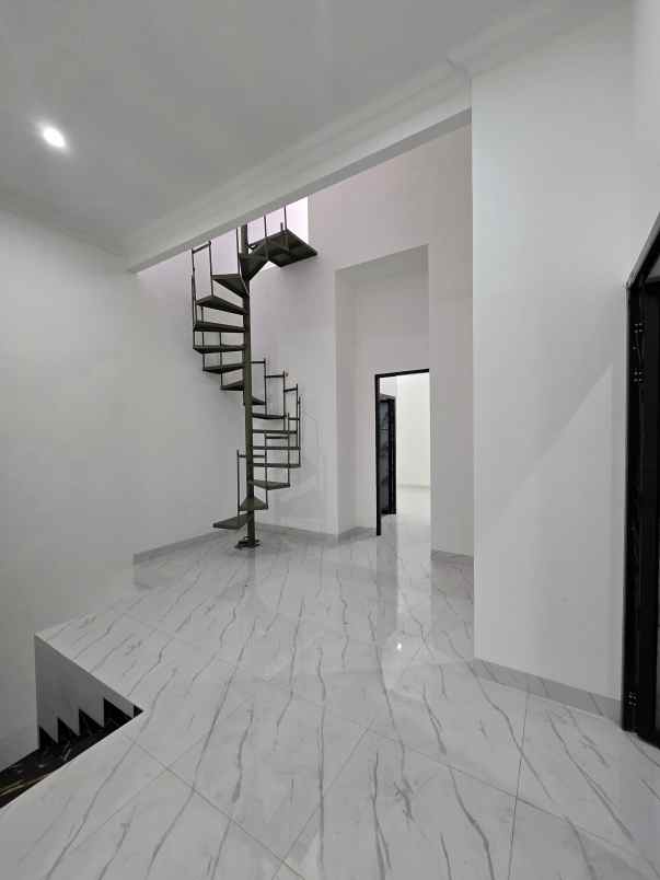 rumah baru dalam komplek dengan akses jalan lebar