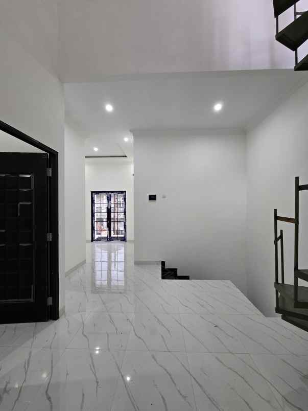 rumah baru dalam komplek dengan akses jalan lebar