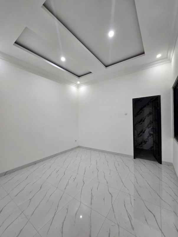 rumah baru dalam komplek dengan akses jalan lebar