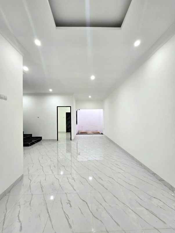 rumah baru dalam komplek dengan akses jalan lebar