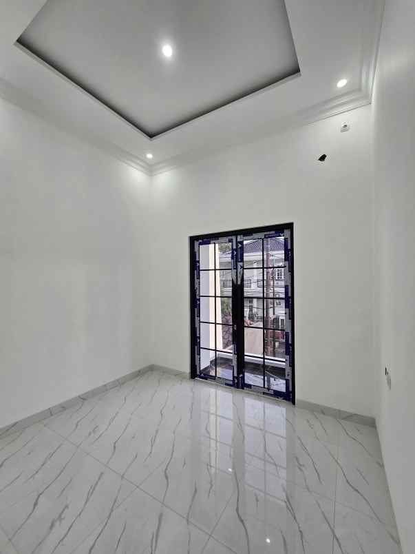 rumah baru dalam komplek dengan akses jalan lebar