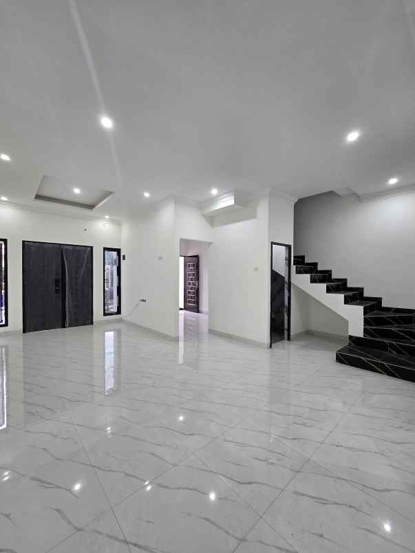 rumah baru dalam komplek dengan akses jalan lebar