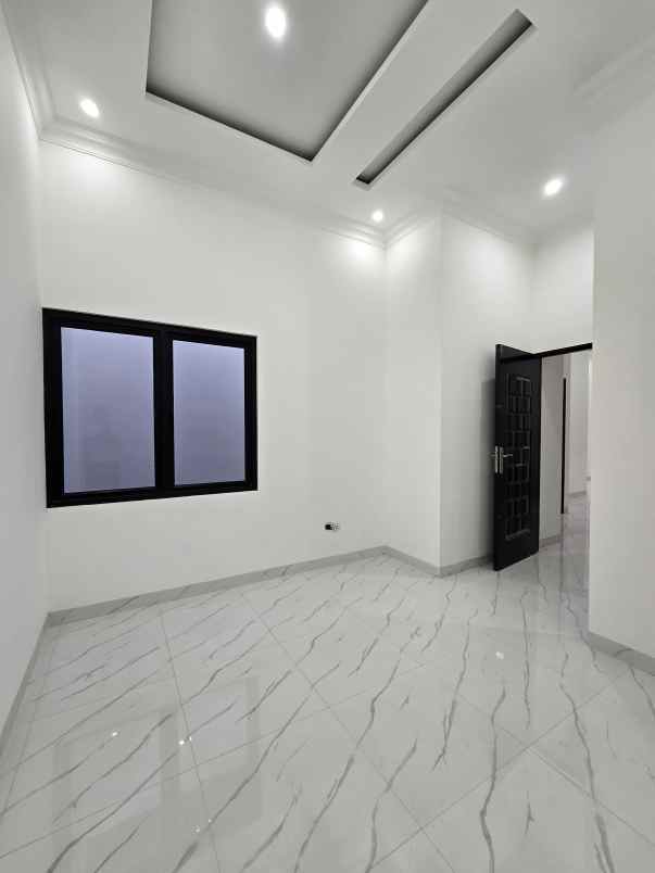 rumah baru dalam komplek dengan akses jalan lebar