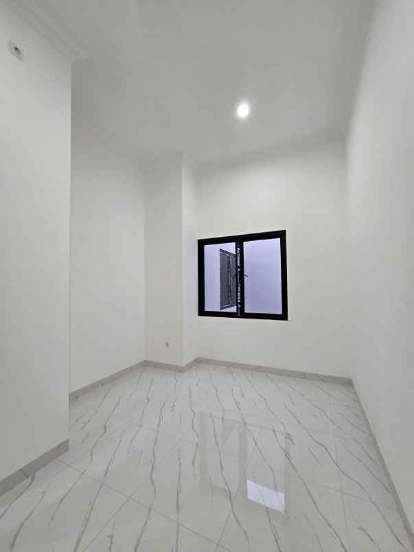 rumah baru dalam komplek dengan akses jalan lebar