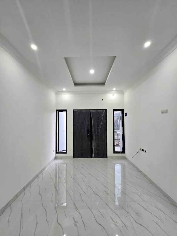 rumah baru dalam komplek dengan akses jalan lebar