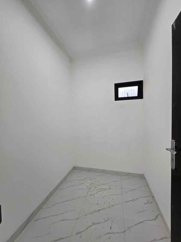 rumah baru dalam komplek dengan akses jalan lebar