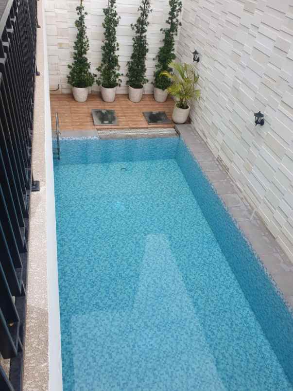rumah baru di citraland ada kolam renang
