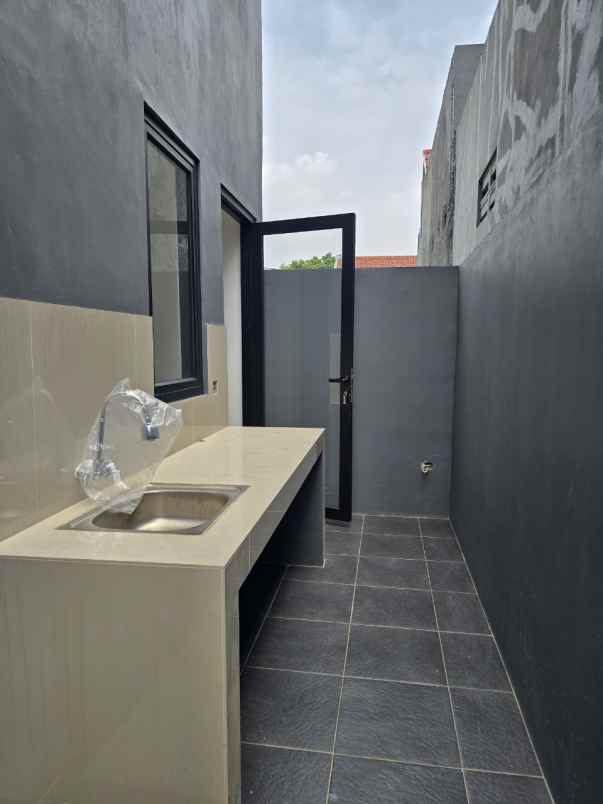 rumah baru siap huni belilah rumah 2 lantai di depok