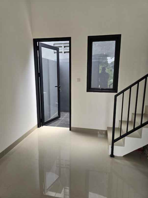 rumah baru siap huni belilah rumah 2 lantai di depok
