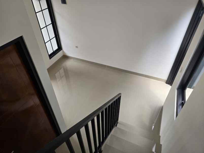 rumah baru siap huni belilah rumah 2 lantai di depok